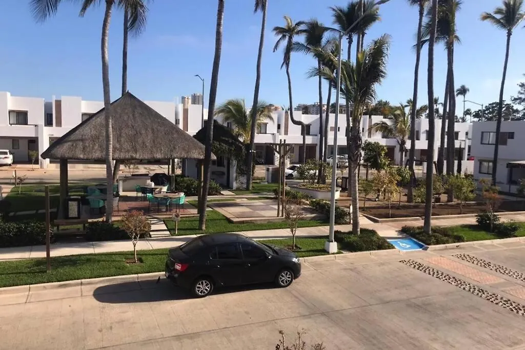 Nice House W/ Shared Pool And Close To The Beach At 马萨特兰 度假居